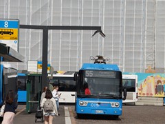 Helsinki hat sich für Elektrobusse des Herstellers Linkker entschieden. Hier eine der beiden "Offenen Ladestände" am Bahnhof. Offen auch für andere Systeme
