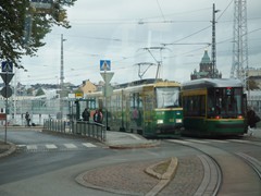 Skoda 436 und Valmet 102 begegnen sich an der Station Olympiatermimaall. Hier findet ein Linienwechsel statt. Der Skodazug kam als Linie 3 und fährt weiter als Linie 3. Folgen wir ihr....