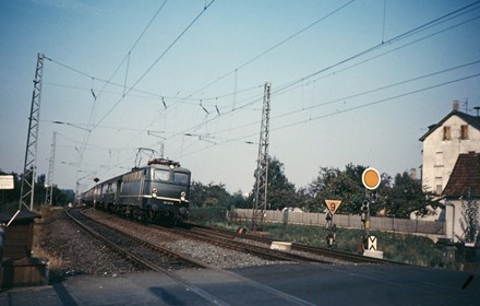 Der Bahnübergang Woogstraße existiert 1974 noch.
Das Überholgleis ist noch angeschlossen. Die Woogstraße wurde zugunsten der BUGA 1989 zurückgebaut. Damit entfiel auch der Bahnübergang Woogstraße.