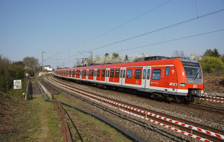 Ein ET 423 der S-Bahn Rhein-Main auf der Linie S6 nach Friedberg