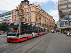 Ein Škoda 15 T erreicht gleich die Station Václavké namestri "Wenzelsplatz"