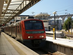 Dieser Zug erreicht gerade Campolide, ein wichtiger Knotenbahnhof an dem sich 3 Linien treffen