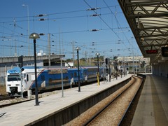 Ein blauer Zug der Fertagus Bahn-Gesellschaft Richtung Sden....