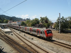 Ein Zug der BR 2300 verlsst Sintra in Richtung Rossio...