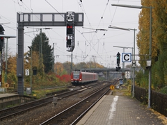 Diese Signalbrcke hat den Umbau des Rdelheimer Bahnhofs berlebt.