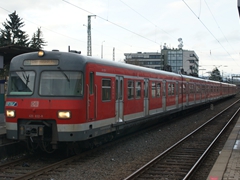 2013 begann der Abschied der ET 420 von der Linie S3 der S-Bahn Rhein-Main.
Hier verlsst ET420 832-8 Rdelheim