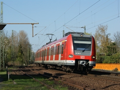 ET 423 305-2 als S6 passiert das Stellwerk in Ginnheim Richtung Frankfurt Sd