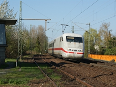 Freundlicher Gru eines freundlichen Lokfhrers
ET 401 in Ginnheim. An diesem Tag fuhren umleitungsbedingt ICE ber die Main-Weser Bahn.