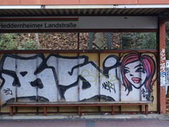 Es folgt die Station Heddernheimer Landstrae.
Hier noch mit den Linienfarben. Rot stand fr den Ast nach Nordweststadt und Hohemark Grn fr den Ast nach Bonames / Bad Homburg, Gr
Der grne Streifen war einst berklebt.