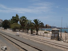 Das zum Strand gelegene Gleis fhrt nach Tacna in Bolivien. Das andere Schmalspurgleis Gleis nach La Paz