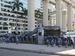 Man erkennt, dass Radfahren in Miami nicht zu der beliebtesten Fortbewegungsart gehrt. 
